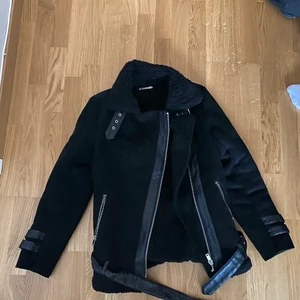 Gina tricot  - Jacka väldigt varm, bra skick. 