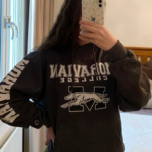 Champion College Hoodie  - Säljer den här coola hoodien från Champion i storlek S men den är ganska oversized i modellen, och i bra skick 🤎