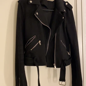 Mochajacka - Supersnygg och trendig mochajacka. Säljer den på grund av att den är för stor för mig och därför kommer den inte till användning. Endast använd fåtal gånger och är i gott skick! Pris går att diskuteras