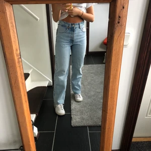 högmidjade jeans - ljusblå high rise straight jeans från zara. endast använda ett fåtal gånger och finns kvar på zaras hemsida för 359kr. stl 34. pris 249kr, frakt tillkommer