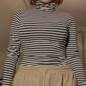 Svart och vit randig turtleneck - Randig tajt och stretchig turtleneck tröja, säljer för att jag rensar ut min garderob 