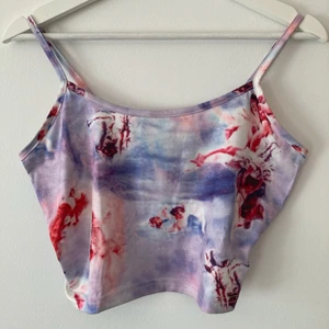 Croptop med änglamotiv, stl S. Shein. - Knappt använd croptop från Shein, stl. S. 