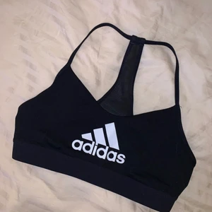 ADIDAS SPORT BH - Använd en gång! Sport BH från Adidas i jättefint skick. Storlek S men mer som en XS 💙