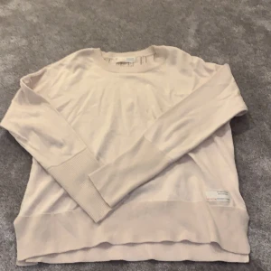 Odd Molly tröja - En beige tröja från odd Molly. Inte riktigt min stil så säljer den. Endast använd ett fåtal gånger. Buda från 160kr eller köp direkt för 200kr. Köparen står för frakt!