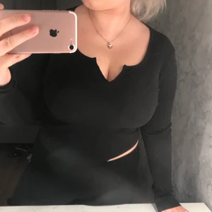 Svart urringad topp  - Svart urringad topp från Gina i storlek M. Knappast använd + vet inte om den går att köpa längre. Spårbart 66kr blått kuvert 45kr ❤️