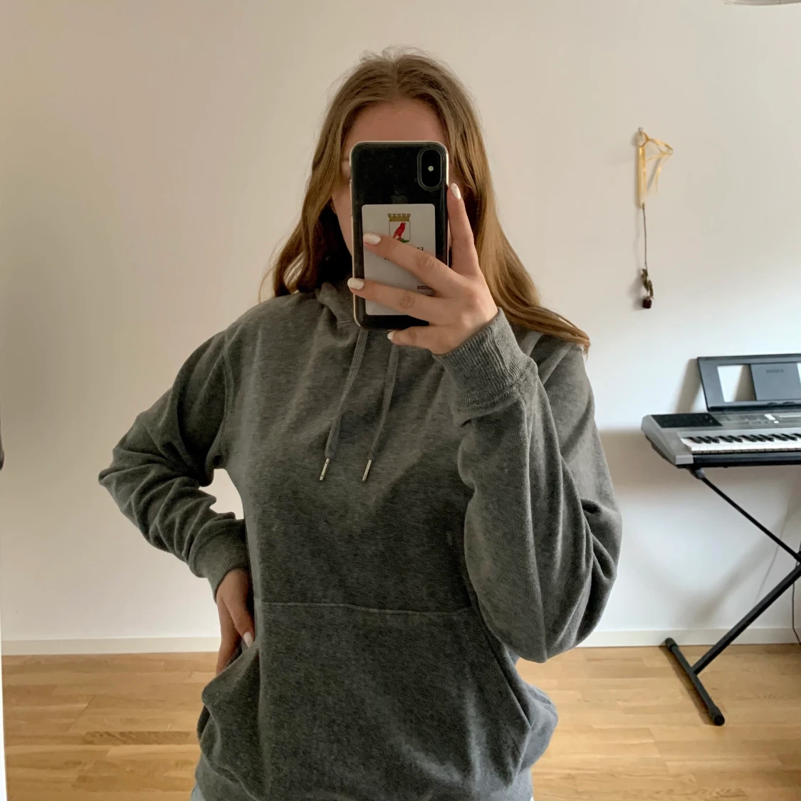 Grå hoodie