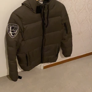 D brand  - Säljer den här d brand jackan för att den inte passar längre köpa för 1600 