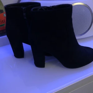 Klackar från TIX  - Säljer mina klackar pga tycker jag blir för lång, storlek 38