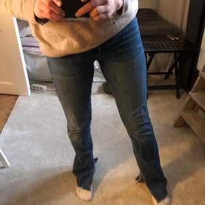 Ett par sjukt snygga mörkblåa jeans med slits! Från zara och i mycket bra skick! Strl 36🤍 jag är 171 cm lång! 