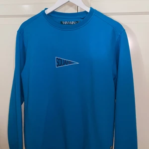 Tröja - Fin sweatshirt i najs blå färg i bra skick