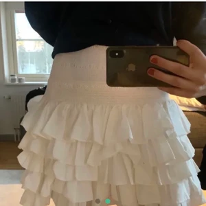 Vit kjol - Inte min bild men säljer min vita kjol. Jag har sytt in den från strl S men den va så stor i storleken så skulle fortfarande säga att det är en S.