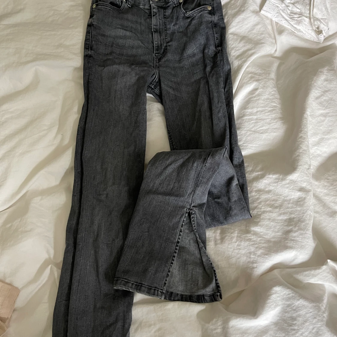 Jeans med slit