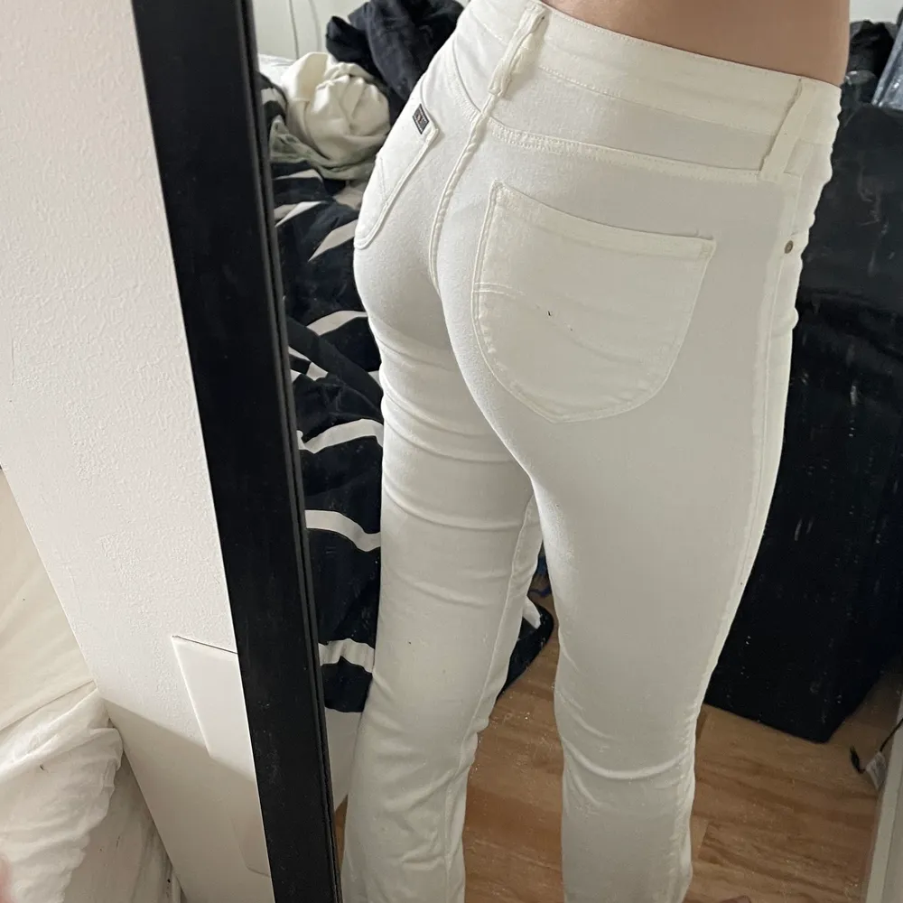 vita bootcut jeans från lee! 27x35 och passar en 34/36! stretchiga, långa och lågmidjade! nypris ca 800! Säljer för 170+frakt 🚚. Jeans & Byxor.