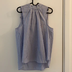 Sommar blus - Sommar blis med snörning i nacken . Ej använd. Prislapp kvar. 