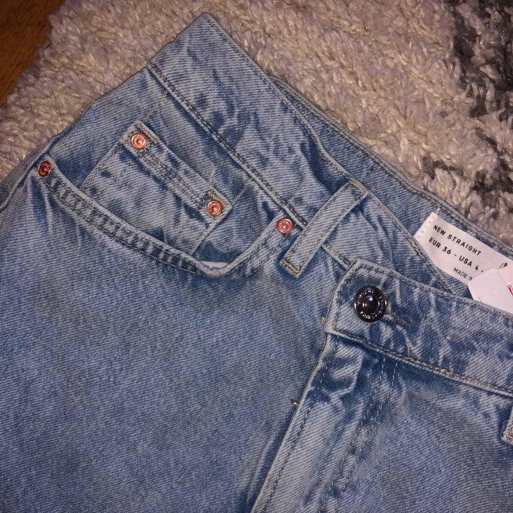 Säljer dessa extremt snygga jeans!! Dessa va lite förstora på mig så säljer pga det! Första bilden är lånad, hon har storlek 36 som det är på dom jag säljer!💜 om många är intresserade blir blir det budgivning! Obs: helt oanvända endast testade!! Prislapp finns kvar. BUD JUST NU:440+frakt (höj med 10kr) AVSULTAS PÅ SÖNDAG 28 mars . Jeans & Byxor.