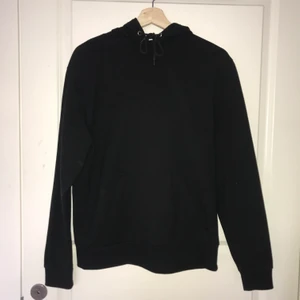 Svart hoodie  - Vanlig svart hoodie med luva från carlings! Storlek M men skulle säga att den är liten i storleken. Skriv för fler bilder💕Köparen står för frakten.