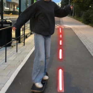 Grå tjocktröja  - Så snygg grå tjocktröja!! Har flera så denna är oanvänd men i samma storlek som på första bilden (jag har vanligtvis S och den passar mig). Den är i storlek L, så den sitter snyggt oversized och har ett mjukt material. Köparen står för frakt 💌 