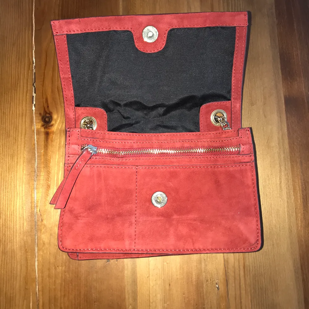 Nypris 600kr. Price reflects the bag. Moderate use. Lining clean and intact. No stains, holes, etc. Disclaimer: Please expect some general wear in all secondhand pre-owned items as they have lived a previous life, so do not expect a mint item.. Väskor.