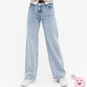 Monki Yoko jeans ljusblått  - Storlek 26, i princip oanvända eftersom dom är något korta på mig som är 176cm lång. Köpte byxorna för 400kr och säljer nu för 250kr.