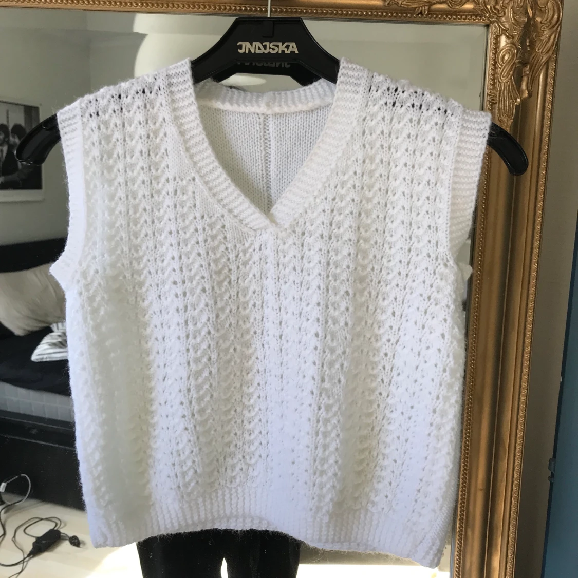 jättesöt stickad väst  - 90