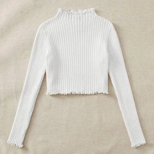 Vit ribbad tröja  - Säljer en croppad ribbad tröja i storlek S. Aldrig använd. Köparen står för frakten. 