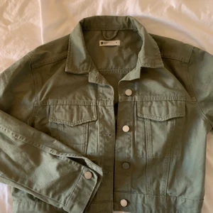 Grön jeansjacka - Säljer en grön kort jeansjacka från Gina i storlek S eftersom den inte kommer till användning.