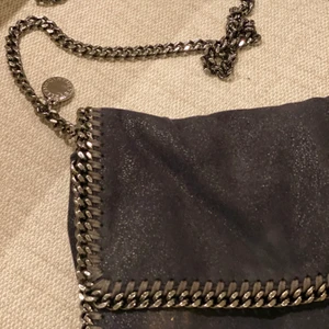 Stella McCartney crossbody bag - Navy Cross body bag, original. Sparsamt använd, gott skick. Nypris: 6359kr