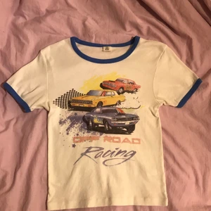 Babytee - Kortärmad tröja som jag tror är köpt på Urban outfitters! Storlek M men skulle säga att det passar S. Skriv för fler bilder💕  Köparen står för frakten.