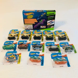 Hot wheels, bana och bilar - Hot wheels, bana och 13st bilar. Allting är nytt i förpackningar. 400kr för allting.  Kolla gärna in mina andra inlägg, Vi intresse av fler varor så fixar jag ett bra paketpris!