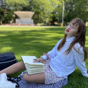 polotröja  - Hej! Säljer min vita polotröja som tyvärr inte kommer till användning för mig. Den är väldigt tunn så passar perfekt nu till våren och till kyligare sommardagar. Inga fläckar, inga skråmor! Vid stor efterfrågan gäller budgivning, 10kr max. ☺️💛.. 👇SÄNKT PRIS👇