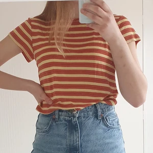 T-shirt - En t-shirt från Weekday som är sparsamt använd, och därmed i mycket gott skick! Materialet är mjukt och väldigt stretchigt. Storlek small.