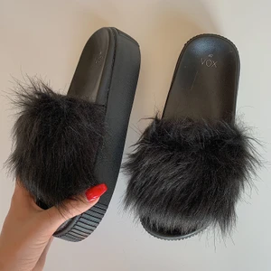 Supersöta tofflor - Jätte söta oanvända tofflor i storlek 40. Perfekta till sommaren.                                          Betalning sker genom swish.                               Skriv om du är intresserad så kollar jag fraktkostnad. Produkten kan också hämtas.