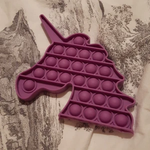 unicorn pop it - Säljer denna unicor pop it. Bra för både barn och vuxna. Frakt! Lite använd. Köpt för 3 dagar sedan