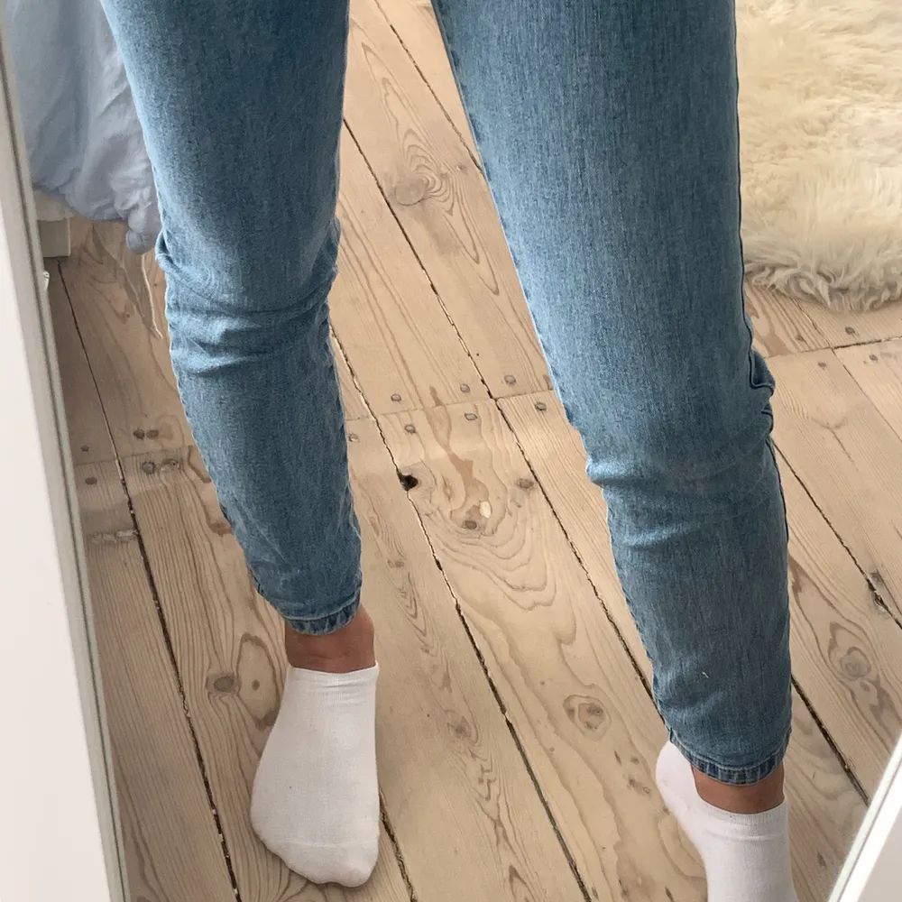 Jeans från NAKD i modellen ”High waist skinny jeans” i storlek 36. Passar mig som brukar ja xs/s i jeans och byxor. Jag är 1.60m lång och jeansen passar mig perfekt i längden. Sparsamt använda! . Jeans & Byxor.