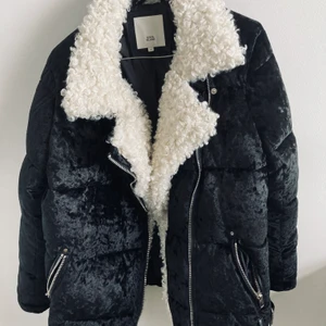 River Island strlk S - Puffig, mysig och varm jacka från River Island med sammetskänsla och lurvig fuskpäls. Fint skick utan anmärkningar. Strlk 10 motsvarande ungefär 36/Small. 400kr inkl frakt 