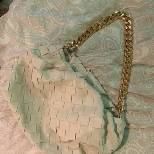 Väska  - Beige väska med guld kedja