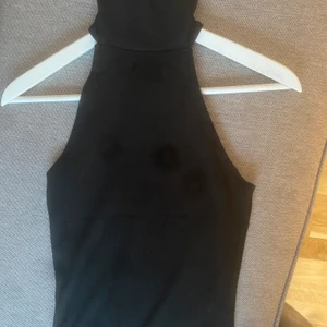 Svart linne med polo - Svart ribbstickat linne med polokrage Snygg under stickad tröja eller perfekt för sommaren  Storlek xs