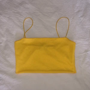 gul topp  - somrig och söt liten gul topp från nelly!!☺️💞✨ 