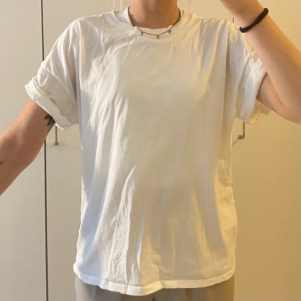 🦋 snygg oversized vit t-shirt. upprullade ärmar. perfekt basplagg. visas på mig som är 174 cm lång. i nyskick. 🦋 frakten är ej inkluderad i priset! 🦋. T-shirts.