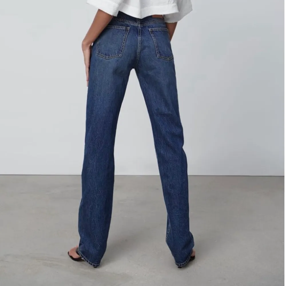Säljer dessa populära, slutsålda, Zara jeansen i Mid Rise modellen. Är st 38 men skulle säkert säga att det är st 36. Lånade bilder! Skriv om du vill ha fler bilder:) Budgivning i kommentarerna. Jeans & Byxor.