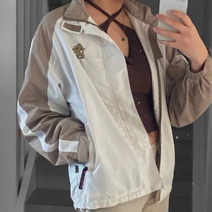 Vindjacka  - Vindjacka med ljusbruna oversized ärmar. Behöver kärlek o en tvätt så e den som ny❤️ inga hål eller slitningar