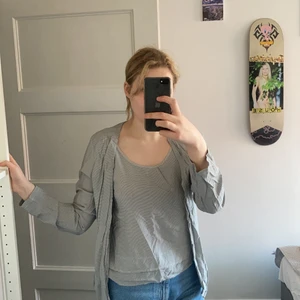 Set, linne o öppen tröja - Se sista bilden för mönstret, kameran kan ej fokusera på långt håll pga många små ränder. Snyggt det i två delar, nästan aldrig använt. Märke: VILA clothes. Strl L & XL. Funkar för alla storlekar som oversize.