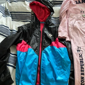 Kläder i olika priser  - Kläder i fint skick stl small och medium.