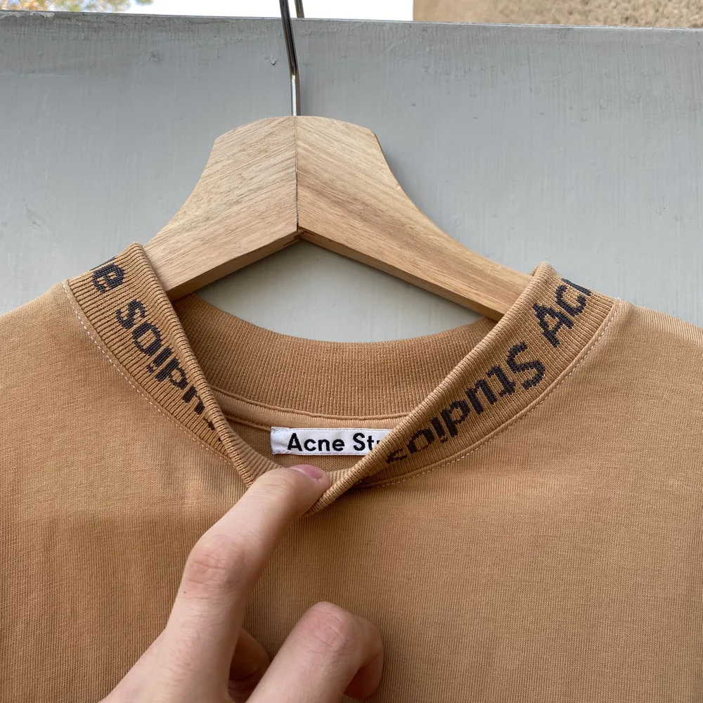 Acne tröja använd 1-2 gånger markerad som Small men passar som en oversized Small eller Medium. T-shirts.