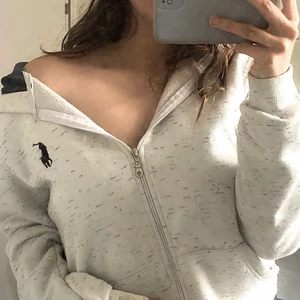 Oversized tröja - Oversized tröja från ralph lauren som passar ungefär alla storlekar beroende på hur man vill att den ska sitta, jag har runt storlek 36 ❤️