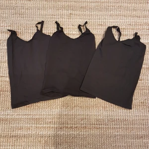 Svarta elastiska toppa - 3 black basic tops. None have been worn. Good as a base layer. The price is for all 3.