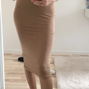 beige kjol - en tajt beige kjol perfekt för sommaren med en svart topp till 😍