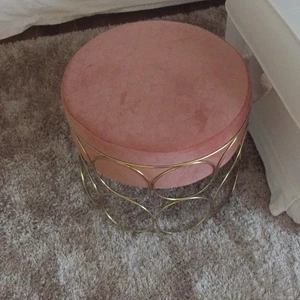 Rosa pall - Jättesöt rosa pall. Går att använda som fotstöd, som litet sängbord eller sminkbord.