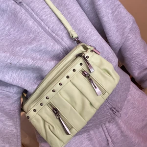 Väska  - GRATIS FRAKT☺️ Superfint väska som jag inte har använt på år!🥰 går att göra bandet längre eller kortare!