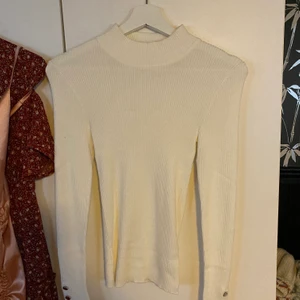 Långärmad tröja  - En fin vit halvpolo långärmad tröja med knappt vid handleden från new yorker, aldrig använd. Köparen står för frakten 💕